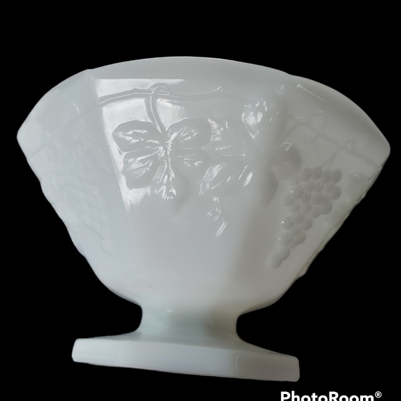 EC Vintage Anchor Hocking Footed Bowl/ Milk Glass/ 1970s/ Traditional - Picture 4 of 4